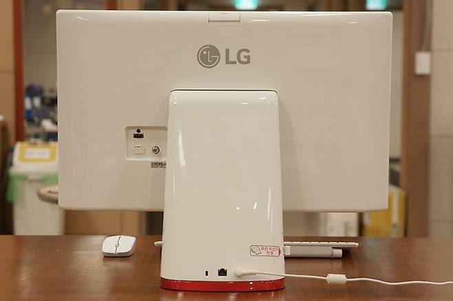 LG 24V550-GT30K 후면