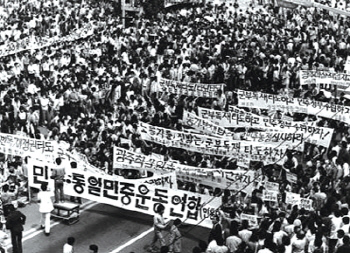 1980년 5월 이후 최대의 시위였던 5·3인천사태는 분열된 민주화운동 진영의 자성을 촉발하면서 1년 뒤 1987년 6월항쟁의 시발점이 됐다. ｜경향신문 자료사진