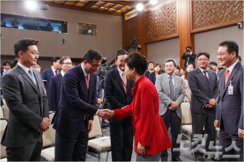 박근혜 대통령이 6일 오전 청와대 춘추관에서 국정운영 대국민 담화발표를 마친 뒤 참석자와 악수하고 있다. (청와대 제공)