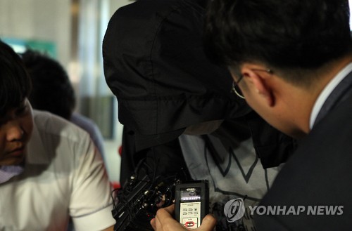 '워터파크 몰카' 동영상 촬영을 지시한 강모(33)씨가 지난 27일 전남 장성에서 검거돼 경기 용인동부경찰서로 압송되고있다. (연합뉴스 자료사진)