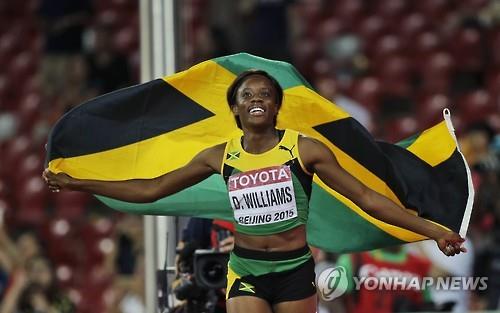 (베이징 AP=연합뉴스) 다이엘 윌리엄스(자메이카)가 28일 중국 베이징 국립경기장에서 열린 여자 100m허들 결승전에서 정상에 오른 뒤 자메이카 국기를 흔들며 세리머니를 펼치고 있다.