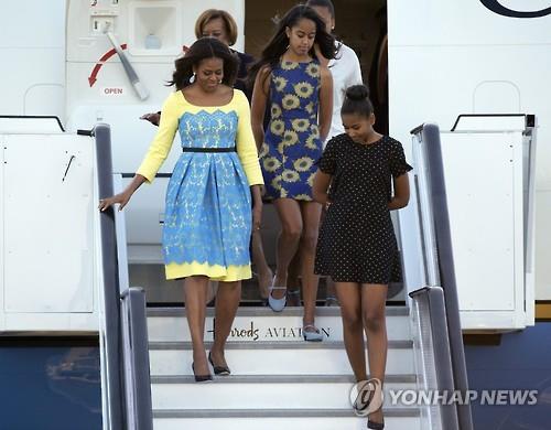 (epa=연합뉴스) 지난 6월 영국 런던을 방문한 미셸 오바마 여사(왼쪽)와 두 딸 말리아(뒷쪽 가운데), 사샤(오른쪽)가 비행기에서 내리고 있다.