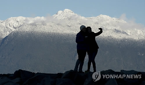 '설산 등반 인증샷'(AP=연합뉴스 자료사진)