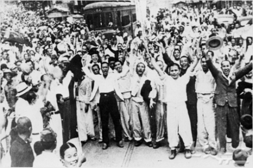 1945년 8월 광복을 맞은 국민들이 만세를 외치고 있다.