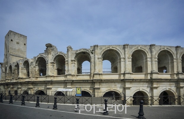 내부 공사 중인 고대 로마 시대에 건축된 원형 극장