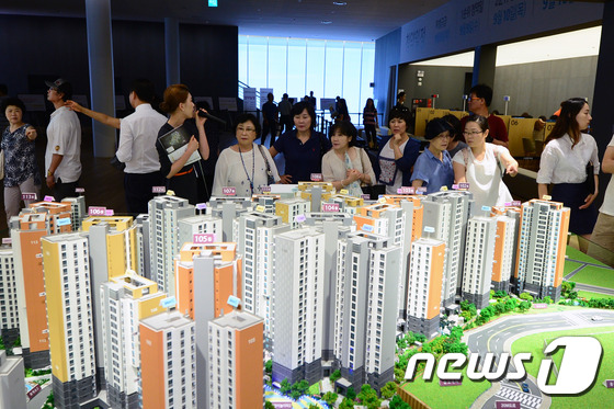 서울 강남구의 한 견본주택에서 사람들이 아파트 모형도를 보고 있다./뉴스1 © News1 임세영 기자