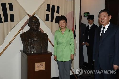 박근혜 대통령이 4일 상하이에서 열린 대한민국 임시정부청사 재개관식에 참석해 임시정부 회의실에 있는 백범 김구 선생 흉상 앞에서 기념촬영하고 있다.
