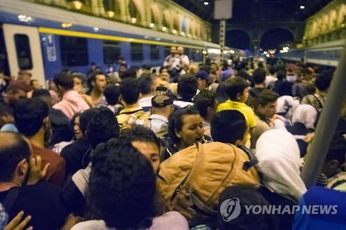 헝가리 부다페스트 켈레티 역에서 독일행 열차 탑승을 기다리는 난민들.