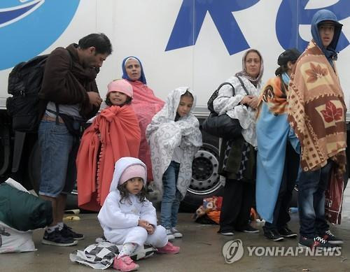 버스를 타고 헝가리에서 오스트리아로 도착한 난민들 (EPA=연합뉴스)