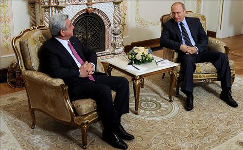 블라디미르 푸틴 러시아 대통령(오른쪽)이 7일(현지시간) 모스크바 외곽 관저에서 세르즈 사르키샨 아르메니아 대통령과 회담하고 있다. <크렘린궁 제공>