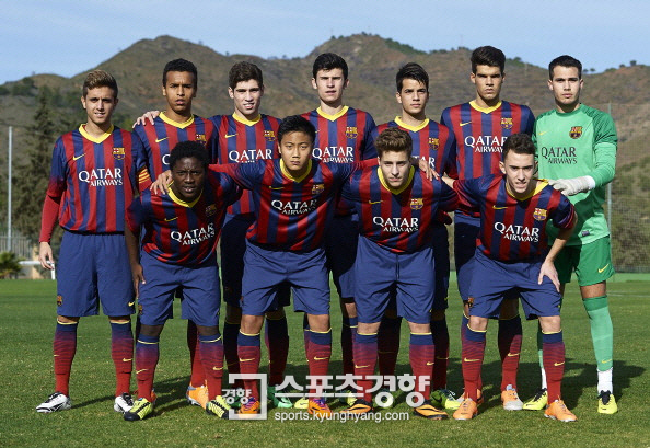 FC 바르셀로나 18세 이하(U-18) 선수들. 앞줄 왼쪽에서 두 번째가 백승호다. | Gettyimages멀티비츠