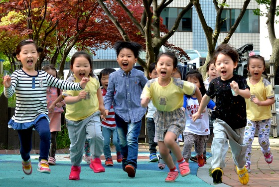 대전 유성구 어린이집에서 아이들이 밝은 표정으로 뛰어 놀고 있다./뉴스1 © News1 신성룡 기자