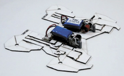 2012년, MIT와 하버드대가 종이접기를 활용한 로봇을 공동제작했다. 사진은 로봇이 접히기 전 모습.