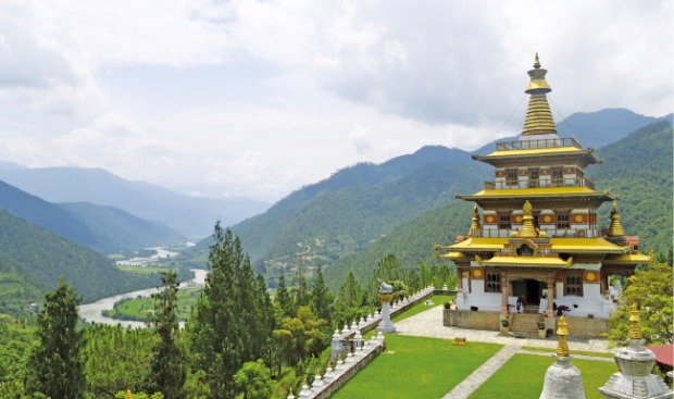 산과 강으로 둘러싸인 부탄의 사원