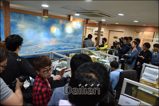 김현중 측 법률대리인 이재만 변호사가 17일 법무법인 청파 사무실에서 긴급 기자회견을 열렸다. ⓒ 데일리안