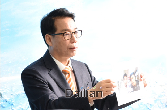 이재만 변호사는 김현중이 DNA 검사를 받는 모습이 담긴 사진을 공개해 눈길을 끌었다. ⓒ 데일리안