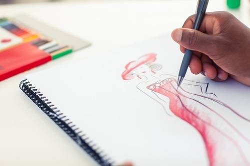 여자 그림을 그리는 손