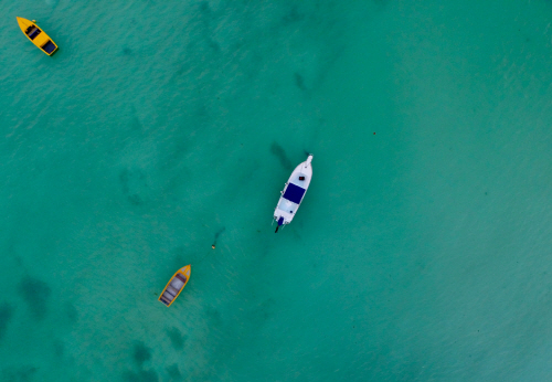 고도 500피트. 드론으로 바라본 보발롱비치. <br>프랄린섬의 앙스 라지오(Anse Lazio) 요트가 한가로운 세이셸 앞바다에 흰 점을 찍었다.