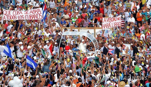 수 만명의 쿠바인들이 20일(현지시간) 아바나의 혁명 광장에서 미사 집전을 위해 입장하는 프란치스코 교황을 둘러싸고 환호하고 있다. 2015.9.21 (EPA=연합뉴스)