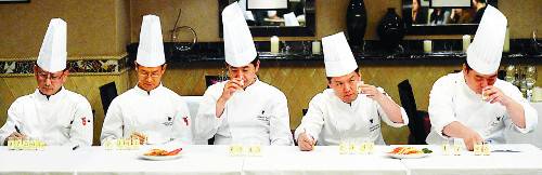 JW 메리어트 서울의 이탈리아 식당 ‘올리보’에서 지난 16일 셰프들이 5개 브랜드의 올리브오일에 대해 평가를 하고 있다. 왼쪽부터 황종민·송창근·신종철·변재선·김종민 셰프. 김태형 선임기자