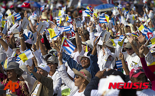 【 올긴=AP/뉴시스】쿠바 올긴에서 21일(현지시간) 시민들이 거리로 쏟아져 나와 쿠바 국기를 흔들며 프란치스코 교황의 방문을 환영하고 있다. 2015.09.22
