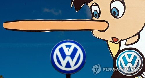 환경단체 그린피스 회원들은 2015년 9월 25일 독일 볼프스부르크 폴크스바겐(VW) 본사 앞에서 VW의 디젤 차량 배출가스 조작을 거짓말하면 코가 늘어나는 피노키오에 빗댄 플래카드를 들고 시위했다. [EPA=연합뉴스 자료사진]