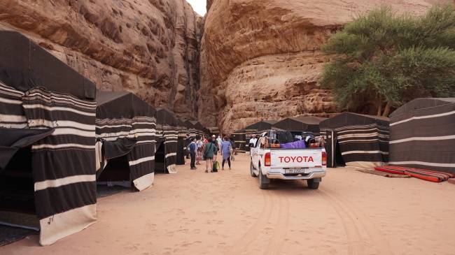 사막 한 가운데 캠프.