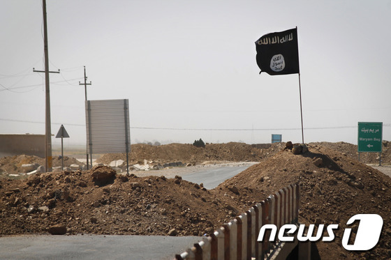 급진 수니파 무장세력 '이슬람국가(IS)의 깃발이 흔들리고 있다. © AFP=뉴스1