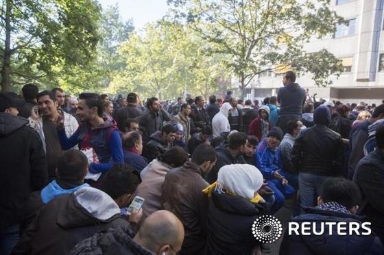 난민들이 망명신청을 위해  1일(현지시간) 독일 베를린 소재 보건 및 사회부처 건물 앞에서 기다리고 있다.  ©로이터=News1