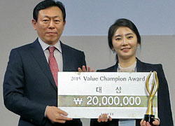 신동빈 롯데그룹 회장(왼쪽)에게 밸류 챔피언 대상 상금 2000만원을 받는 장채윤 세븐일레븐 대리.