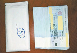 타워팰리스 쓰레기장 에서 발견된 100만원짜리 수표 100장 . [사진 수서경찰서]