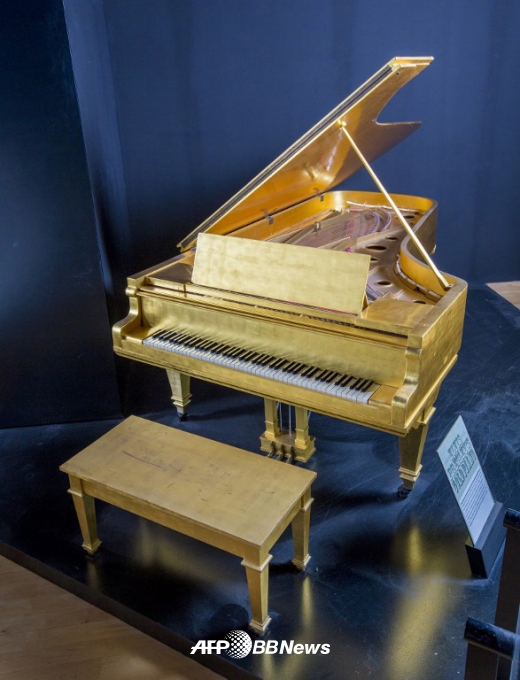 엘비스 프레슬리의 ‘황금 피아노’