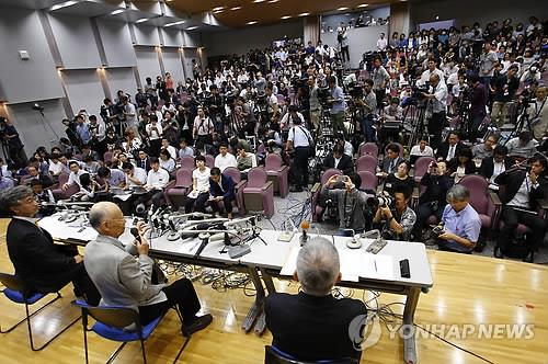 (도쿄 AP=연합뉴스) 5일 노벨생리의학상 수상자로 선정된 오무라 사토시(大村智·80) 일본 기타사토대 명예교수가 도쿄 기타사토대에서 기자회견을 하고 있다. 취재 '인파'가 몰려와 있다.