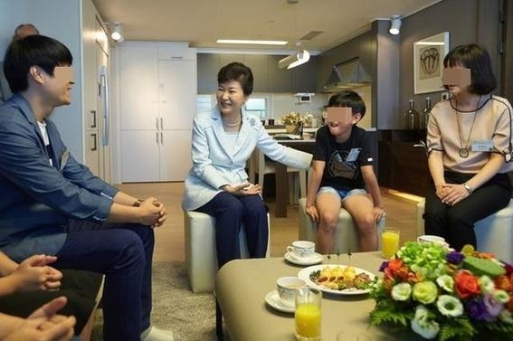 9월 17일 열린 1호 뉴스테이 ‘e편한세상 도화’ 착공식에서 박근혜 대통령이 입주 예정 가족과 대화를 나누고 있다. /국토교통부 제공