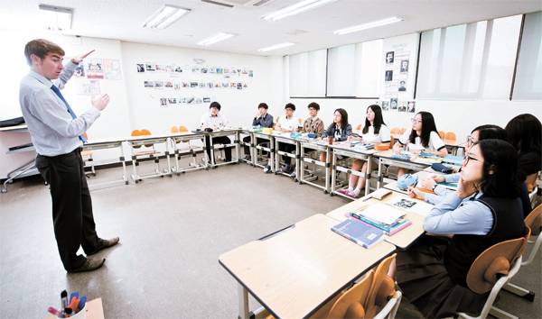 토론식으로 진행되는 경기외고 IB반의 역사 수업 장면.