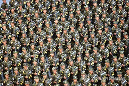 북한 열병식에 나타난 '핵배낭' 보병부대