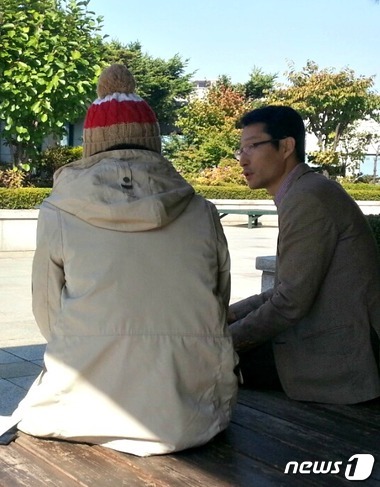 용인 캣맘 벽돌 사건 피해자 박모(29·사진 좌측)씨가 13일 성남 분당의 한 병원에서 뉴스1 취재진과 대화를 나누고 있다. © News1