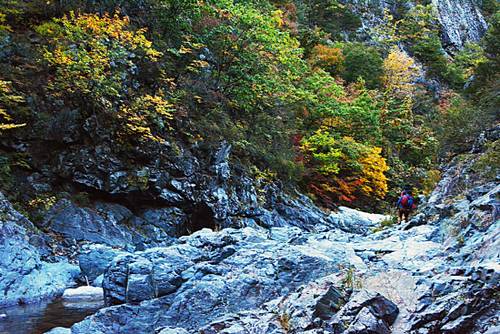 덕풍계곡 양옆의 바위와 냇물·단풍의 조화는 상상을 초월한다. 일부 산악인들이 3대계곡으로 꼽히는 지리산 칠선계곡, 한라산 탐라계곡, 설악산 천불동계곡 중 한 곳을 빼고 이곳을 집어넣기도 하는 이유다.