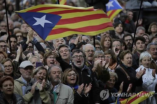 (바르셀로나 AP=연합뉴스) 15일 (현지시간) 스페인 카탈루냐 법원 밖에서 주민 수천명이 독립지지 깃발을 흔들고 있다. 카탈루냐주의 아르투르 마스 주지사 대행은 이날 법원에 출두해 주정부의 '분리독립 비공식 주민투표'에 대한 조사를 받았다.
