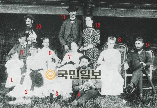 1891년 미국 북장로회선교회 소속 선교사들이 남한산성 수어장대 앞에서 촬영한 사진. 번호별로 새라 앤 헤론(1), 헤론 부인(2), 제시 헤론(3), 빈턴 부부(4·7), 마페트(5), 도티(6), 기퍼드 부부(8·9), 게일(10), 베어드 부부(11·12). 옥성득 교수 제공