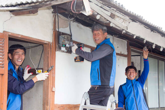 정종규씨가 지난 6일 전북 남원시 척동마을에서 ‘120민원봉사대’ 대원들과 독거노인 집을 수리하고 있다. 왼쪽부터 이상정·정종규·조성필씨. [프리랜서 오종찬]