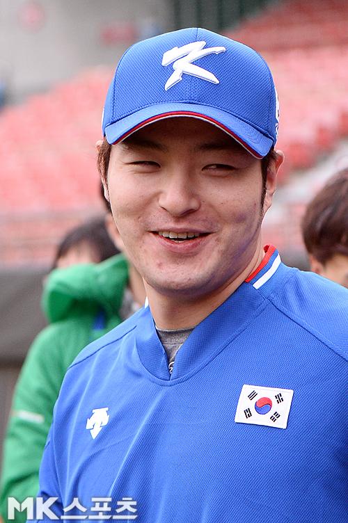 10일 대만 타이베이 티엔무 야구장에서 "2015 WBSC 프리미어12" 한국 야구대표팀이 훈련을 가졌다. 박병호가 취재진과 인터뷰를 하고 있다. 사진(대만 타이베이)=천정환 기자