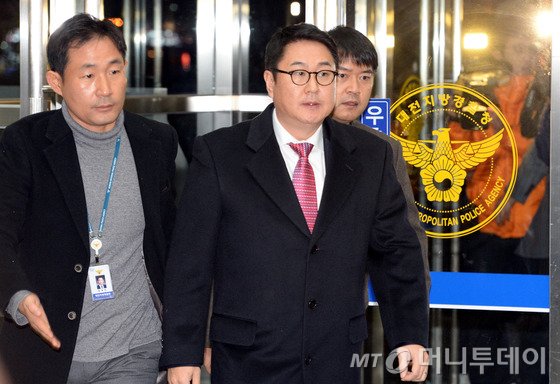 지난해 12월10일 이석우 전 카카오 대표가 피의자 신분으로 대전지방경찰청에 출두하고 있는 모습. /사진= 뉴스1
