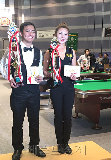 남자부 우승자 조한 추아(필리핀)와 나란히 선 김가영.