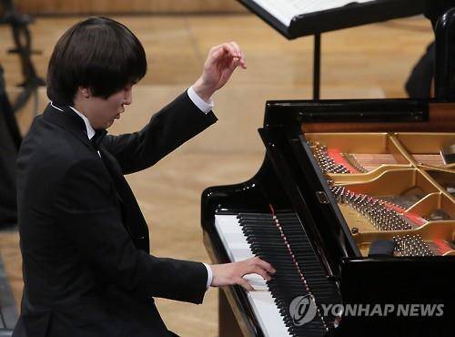 쇼팽 콩쿠르에서 연주하는 조성진(EPA=연합뉴스 자료사진)