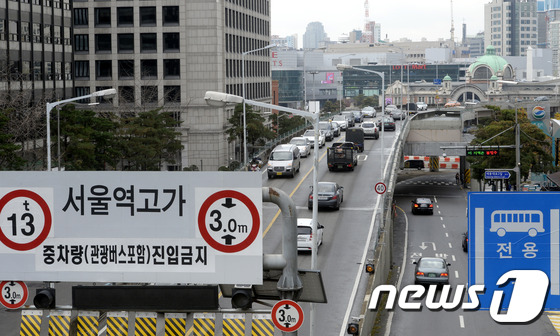 서울시는 25일 국토교통부가 서울역 고가도로 변경 요청을 승인함에 따라 12월 13일 0시부터 차량 통행을 폐쇄한다고 밝혔다.  2015.11.25/뉴스1 © News1 안은나 기자