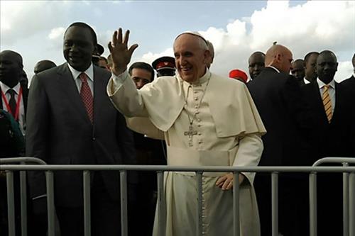 아프리카 첫 순방에 나선 프란치스코 교황이 25일(현지시간) 케냐 수도 나이로비의 조모 케냐타 국제공항에 도착한 뒤 환영하는 인파에게 손을 흔들고 있다.