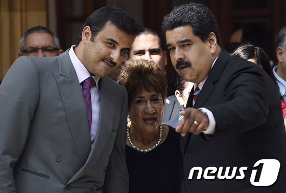 25일 니콜라스 마두로 베네수엘라 대통령(오른쪽)과 셰이크 타밈 빈 하마드 카타르 국왕이 카르카스에서 회담을 가졌다.  © AFP=뉴스1