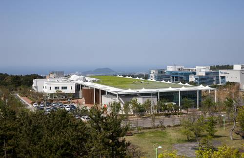 스페이스 닷투는 육지를 향해 비상하는 활주로의 형상을 띠고 있다. /사진제공=아이아크