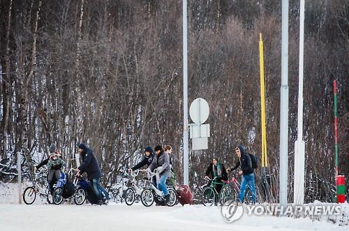 노르웨이-러시아 국경을 넘어 노르웨이로 진입하는 난민들(연합뉴스 자료사진)